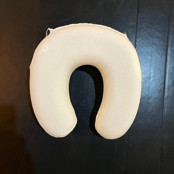 Tempurpedic Unwrapped Memory Foam Neck Pillow. New without Tags. Bulk Available. - Picture 4 of 5